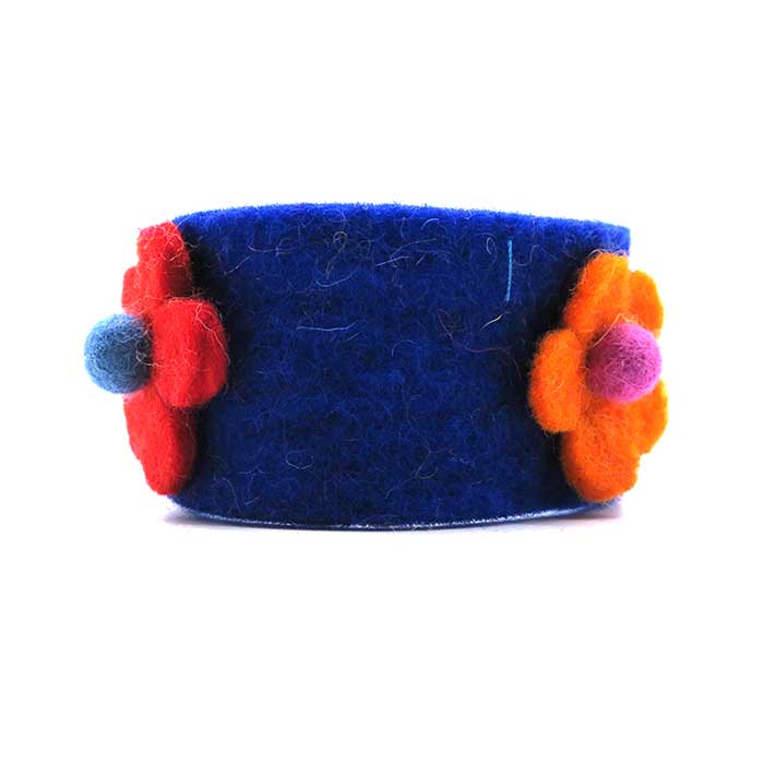Bracelet en laine bleu marine avec fleurs