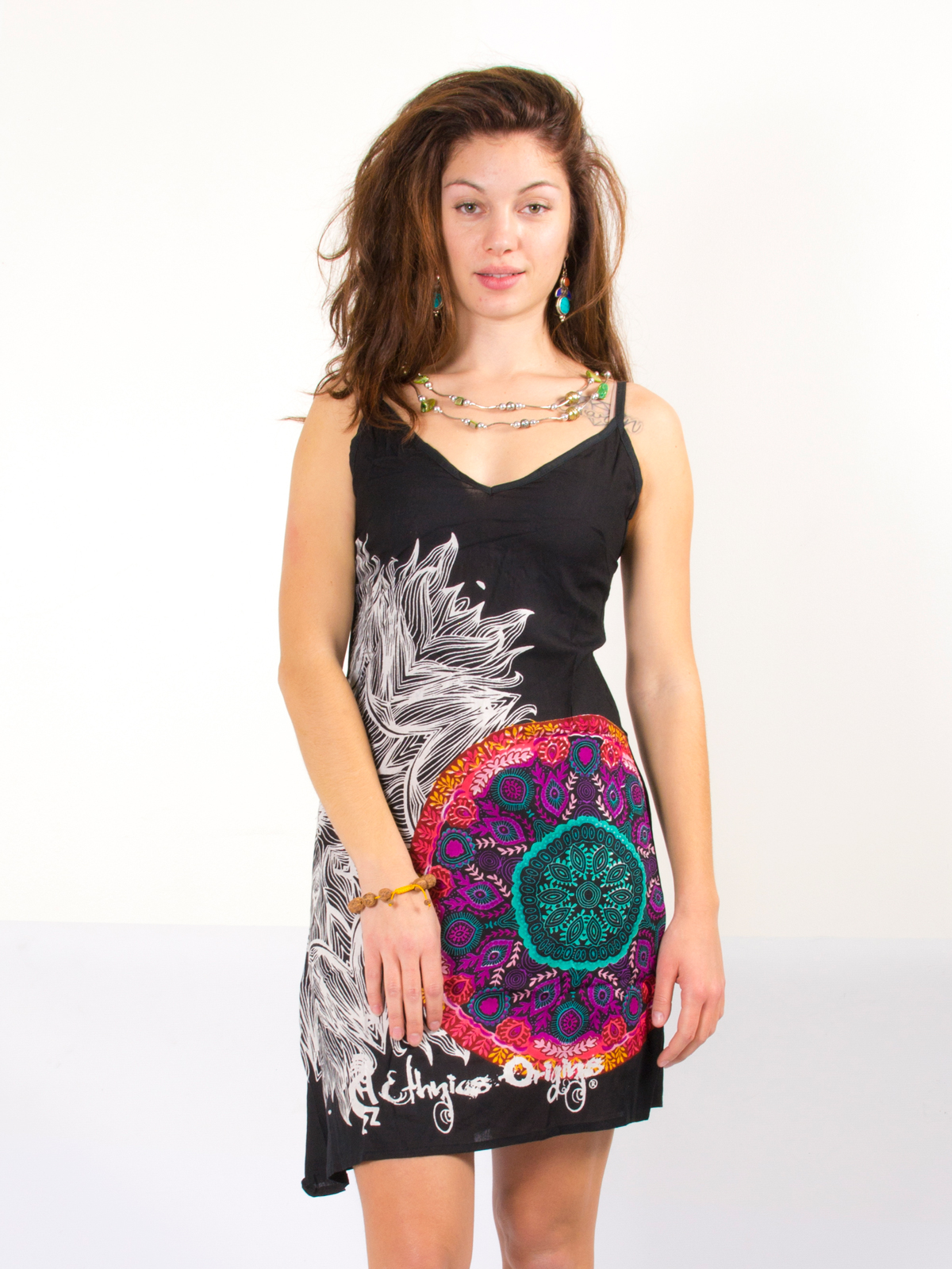 Robe noire légère à motif hindi coloré